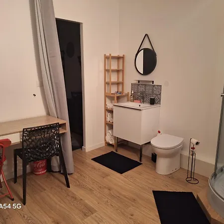 Studio Avec Espace De Travail Separe Couette-café
